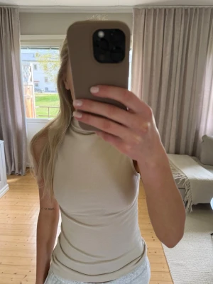 Beige ärmlös polotopp - Aldrig använd 