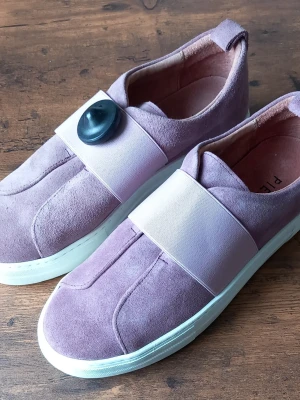 Pieces lila slip-on sneakers i mocka storlek 41 - Snygga lila slip-on sneakers från Pieces med ovandel i mocka och bred resår över foten. Skorna har en vit, tjock sula som ger en fräsch look. Perfekta för dig som gillar stilrena och bekväma sneakers med en twist.