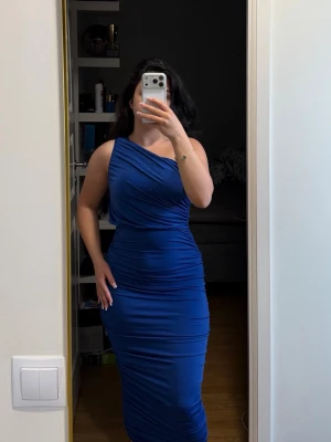 Blå oneshoulder långklänning - Snygg blå långklänning med oneshoulder-design 