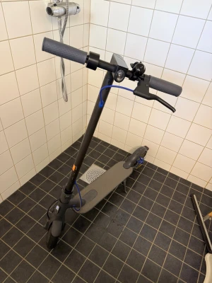 Svart elscooter Mi Xiaomi med laddare och led lights innehåller - Elscotern är lite skrapad på framsidan och på ring klockan annars fungera den helt bra som den ska göra har haft den i 2 år och vill bli av med den eftersom jag ska köpa en ny scooter och behöver mer utrymme hemma för den nya scootern. Det kommer med laddare och ett par ledlights som man sätter fast under. Elscotern åker 20km/h och laddning tid är 4-5 timmar för full laddning.