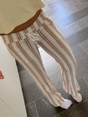 Randiga linnebyxor Roxy - Snygga low waist linnebyxor från Roxy❤️ älskar dessa men har tyvärr blivit för små!! Är i strl xs men sitter som en 32 eller 34. Finns inte att köpa från Roxy längre 