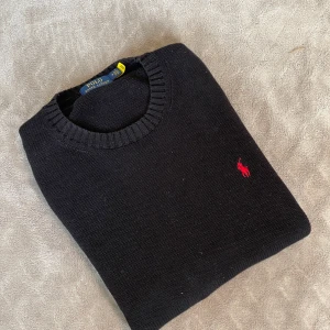 Ralph lauren sweater - 𝗥𝗮𝗹𝗽𝗵 𝗟𝗮𝘂𝗿𝗲𝗻 𝘀𝘄𝗲𝗮𝘁𝗲𝗿 – 𝘀𝘃𝗮𝗿𝘁, 𝘀𝘁𝗿𝗹 𝗠 Snygg och tidlös Ralph Lauren-tröja i svart, sitter som en vanlig S. Stickad i mjuk bomullsblandning som gör den både bekväm och hållbar. Mycket fint skick utan fläckar eller hål. Perfekt för kyliga sommarkvällar eller under vårjackan. Passar både till vardags och lite mer uppklätt.  Mått: Axelbredd 43cm och krage till nedre kant 69cm. Skickas mot frakt. Hör gärna av dig vid frågor eller om du vill ha fler bilder!