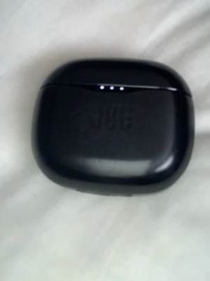 Svarta JBL trådlösa in-ear hörlurar - Säljer ett par svarta trådlösa in-ear hörlurar från JBL med laddningsetui. Etuiet är kompakt och har tre LED-lampor som visar batteristatus. Snygg och stilren design i plast, perfekt för musik och samtal på språng.