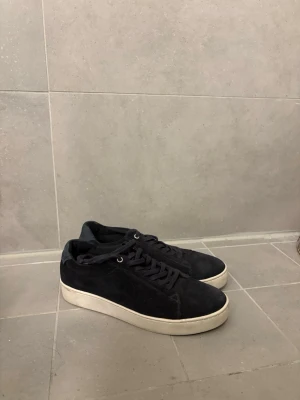 Vagabond sneakers  - Ett par snygga mörkblå/svarta Vagabondskor i storlek 38 Pris kan diskuteras 