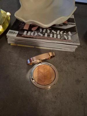 Charlotte Tilbury bronzer duo - Lyxig highlighter duo från Charlotte Tilbury i en snygg roséguldig dosa med marmorerat lock. Innehåller två skimrande nyanser i guld och brons som ger glow till ansiktet. Perfekt för att framhäva kindben och ge lyster till huden. Färg pillow talk multiglow Dream light  swachad,testad
