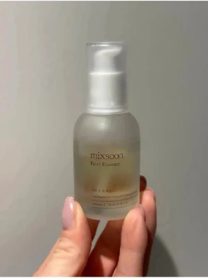 Mixsoon Bean Essence toner - Mixsoon Bean Essence toner i en genomskinlig plastflaska med vit pump. Tonern är färglös och har en enkel, stilren design. Perfekt för dig som vill ha en återfuktande och lugnande toner i din hudvårdsrutin. Använd enligt bilderna 