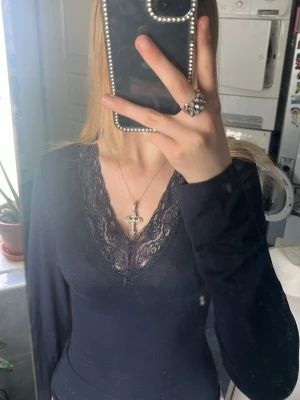 mörkblå långärmad topp med spets - mörkblå långärmad tröja med spets. från gina. den är storlek 156/160 men har sytt in den så den passar som xs/xxs. inte använd mycket. 