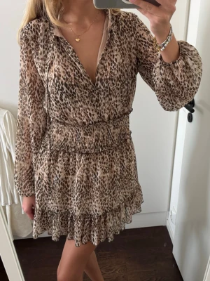 Leopardmönstrad miniklänning Zara - Snygg kort klänning med leopardmönster och volangkant från Zara. Nypris 500kr, säljer för 200kr🐆