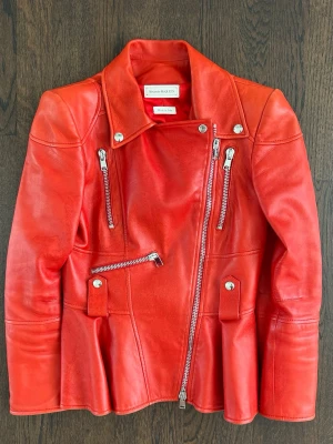 Alexander McQueen Leather Bikerjacket Women XS - Stunning Alexander McQueen biker jacket in premium red leather. Condition is excellent, with minimal signs of wear and well cared for.  Size is Small or XS, the measurements are on the pictures Original price : around 20 000 SEK Price : 7 000 SEK