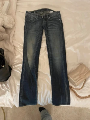 G star raw lowwaist jeans - Lowwaist jeans men raka ben från g star raw. Dom är lite utsvängda men tyvärr passar dom inte mig💕