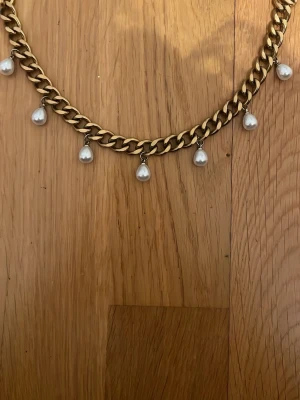 Trendigt halsband - Trendigt pärlhalsband köpt begangnat på vinted av en tjej som gjort de själv, köpt för 400 kr❤️ jättefint halsband och bra skick men användes ej tillräckligt för priset jag köpte det för.