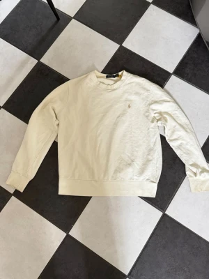 Ralph lauren tröja - Riktigt snygg Ralph lauren tröja i beige. Perfekt för vår eller sena sommarkvällar.