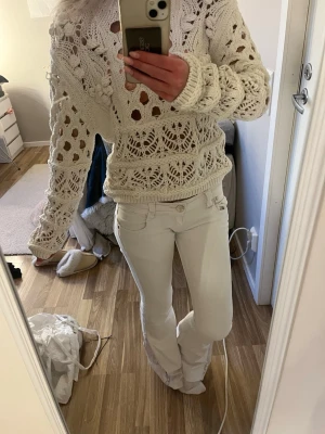 Vit virkad tröja med mönster - Säljer en vit jätte fin tröja, knappast använd skriv för frågor! 💓