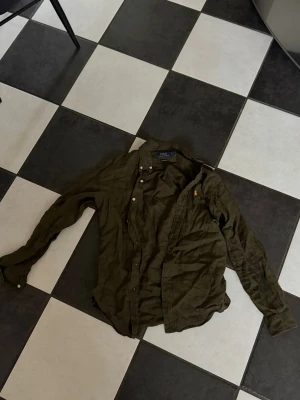 Ralph lauren Skjorta - Säljer nu denna snygga Ralph lauren skjorta, som ny.