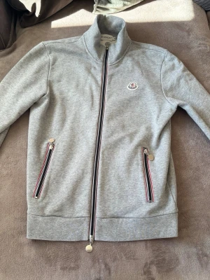 Moncler Maglia Zip - Säljer nu min fina fina Moncler Maglia som är i toppenskick. Nypriset ligger emellan 5-6 tusen. Jag kan gå ner lite vid snabbt affär pga att kicket är 9/10:) så den är värd priset