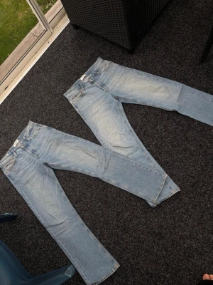 Ljusblå raka jeans  - Säljer två  par ljusblå jeans från  med raka ben och klassisk femficksdesign. Jeansen har en snygg tvättad look och är tillverkade i denim. Perfekta för en avslappnad och trendig stil. (Olika storlekar) säljs separat för 200kr styck annars båda för 300kr