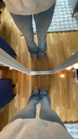 Ljusblå bootcut jeans Gina Tricot - Säljer ett par ljusblå bootcut jeans från Gina Tricot. Jeansen har klassisk femficksdesign, normalhög midja och är tillverkade i denim. Perfekta för dig som gillar en avslappnad men trendig look.