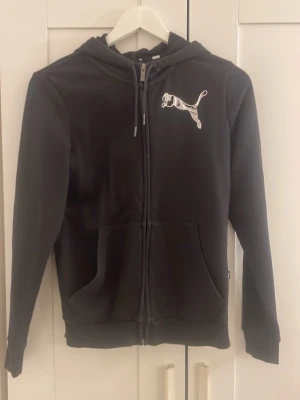 Svart zip-hoodie från Puma - Svart hoodie med dragkedja från Puma,