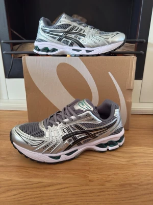 Ascics gel kayano 14 - Säljer nu ett par helt nya asics gel kayano 14 i strl 44 och färgen metropolis/jasper green. Perfekta sommarskon! Bara att skriva ett DM vid intresse:)