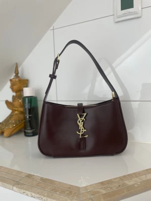 Ysl väska  - Ysl handväska, köpt på Vinted! Mörkbrun/rödbrun
