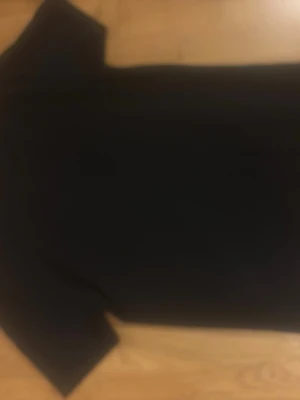 Svart t-shirt i bomull - En klassisk svart t-shirt i 100% bomull med rund hals och korta ärmar. Perfekt basplagg som funkar till det mesta och är riktigt skön att ha på sig.