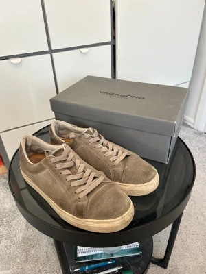 Vagabond - Snygga gråa sneakers i mocka från Vagabond med klassisk låg profil! Skorna har en ljusare sula och stilren design som passar till många outfits. Skorna är använda men har fortfarande hållt sig i bra skick. Box samt kvitto medföljes! Hör av er om ni undrar något