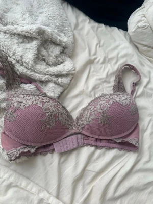 Intimissimi Bh - Jättefin! Den har dock blivit missfärgad i tvätten och gått av lite! Men det kanske går att fixa och det påverkar inte användningen💞