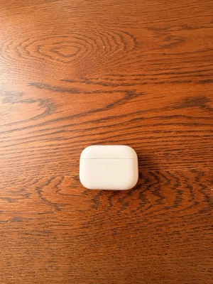 AirPods PRO Max 2 laddningsetui! - Tjena! Säljer ett AirPods Pro Max 2 laddningsetui bara utan några hörlura! Prefect för dig om du har tappat bort dit skal eller vill byta! Priset är inte hugget i sten!