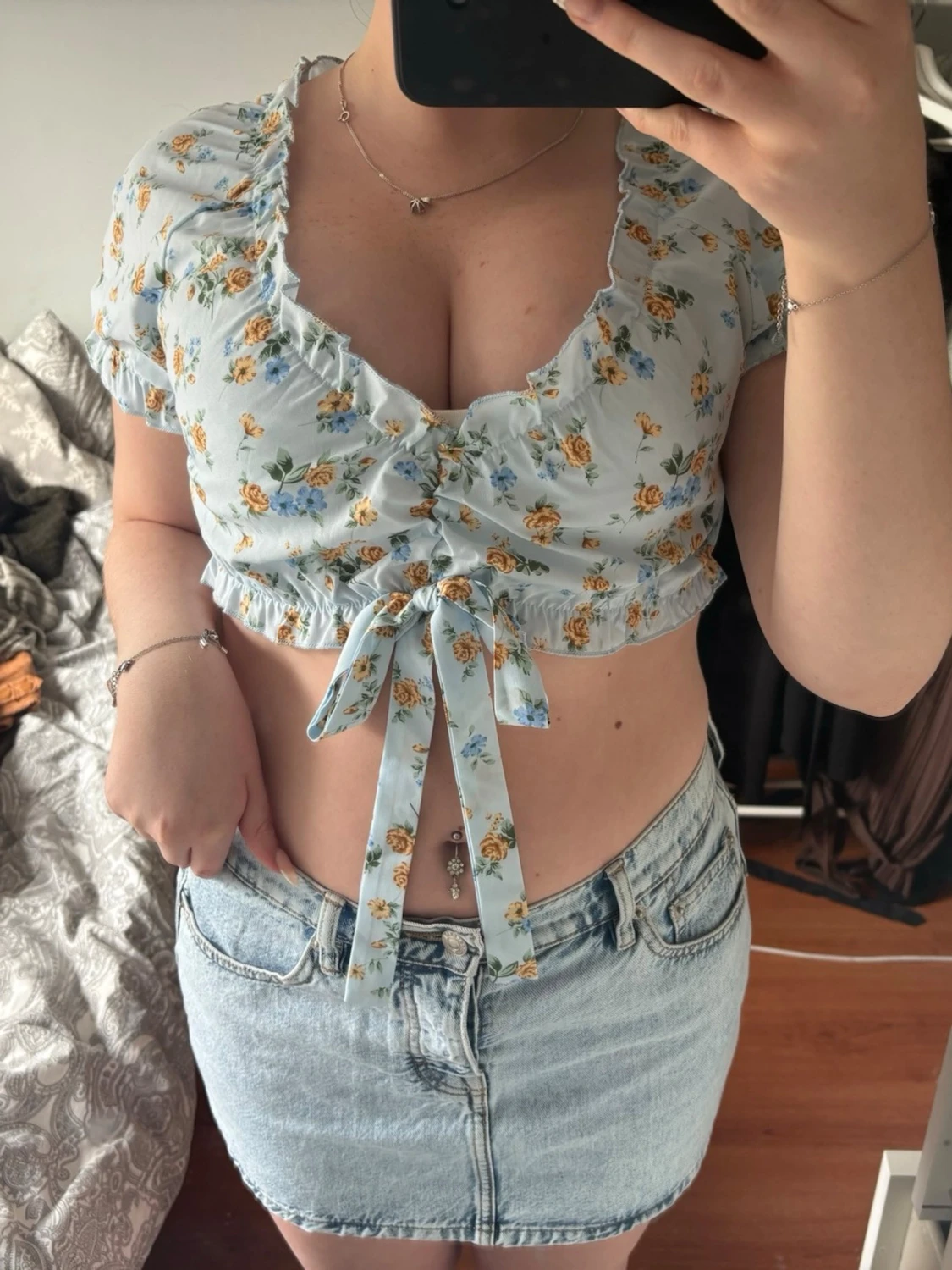 Blommig croppad blus med knyt