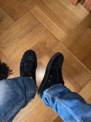 Svarta sneakers med nitar - Säljer skorna för de ej passar storlek 41 kom privat för mer information/bevis på äktehet priset lågt för de är väll använda