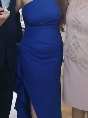 Blå one shoulder långklänning - (Pris kan diskuteras💕💕). Snygg blå långklänning med one shoulder-design och draperade detaljer längs sidan. Klänningen har en slits framtill och en elegant, figurnära passform. Jättefin nu till balen!