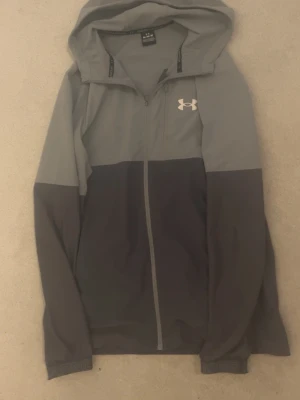 Under Armour Vindjacka Storlek M - Hej, jag byter min Under armour storlek M mot en som är exakt likadan fast mot storlek S, jag säljer inte den utan jag vill bara byta den mot samma vindjacka men i storlek S. 