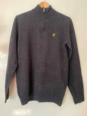 Lyle and scott zip up  - Superfin ny lyle and scott zip tröja. Prislappen sitter kvar. Skriv om ni undrar något, jättebra kvalitet och kvitto finns! 
