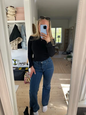 Camille bikbok jeans - Super snygga jeans från Bik Bok! Säljer för dom var för stor för mig.  I storlek W 28 och L 30🤗 skulle säga att dom är en 38 + är 162 för referens ❣️