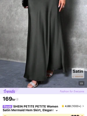 Satin kjol - Har använt den bara 2 gånger men vill inte ha den eftersom jag gillar längre kjolar som täcker  min fötter men annars var den fin. Säljer den mycket billigare pris än vanligt. Längden på den är 97cm