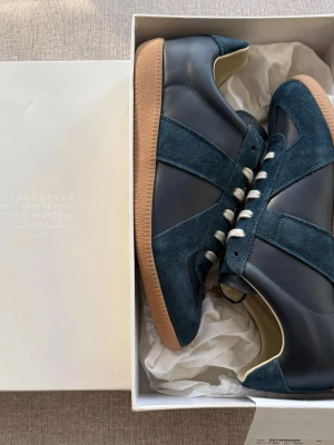 Maison margiela gats (Navy/44) - Great condition, never worn. Comes with the box and dustbags (Mystery gift included). Same day shipping. Feel free to ask questions ;)
