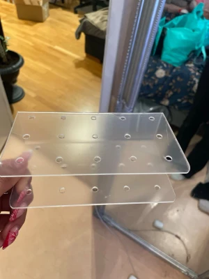 Genomskinlig cake pop hållare - Säljer en genomskinlig cake pop hållare i akryl med två hyllplan och flera hål. Funkar även för att organisera smink eller småprylar. Kommer med vita plastpinnar till cake popsen