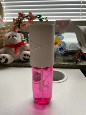 Sol de Janeiro Cheirosa 48 parfym, 100ml - Fräsch parfym från Sol de Janeiro i modellen Cheirosa 48. Flaskan är genomskinlig och starkt rosa med en vit spraykork och lock. Perfekt för dig som gillar söta och blommiga dofter. Snygg och trendig design som sticker ut i badrumshyllan.