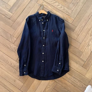 Ralph lauren linneskjorta - Linneskjorta från Ralph lauren, perfekt för sommaren. Skicket är 8/10. Säljer för att den är för liten. Storlek xs och passar ungefär 160-168cm. Fråga gärna efter fler bilder elr andra frågor. 