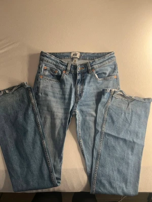 Ljusblå raka jeans från 157 - Säljer ett par ljusblå jeans från 157 med klassisk femficksdesign och raka ben. Jeansen har bälteshällor, kopparfärgade nitar och kontrastsömmar. Perfekta för en avslappnad och trendig look.😋