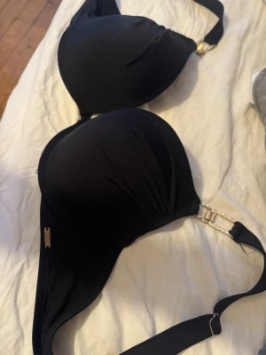Svart push-up bikini med gulddetaljer - Använd 2 ggr, finns ingen storlek men skulle gissa på 80D