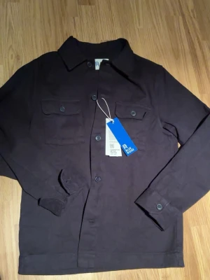 Ny mörkblå overshirt från blue ridge - Overshirt från Blue ridge som aldrig kommit till användning, sitter slim fit och riktigt schysst. Nypris runt 800 med lapparna kvar. Bara att höra av sig vid fler funderingar! Priset sjölvklart diskuterbart vid en snabb och smidig affär med.