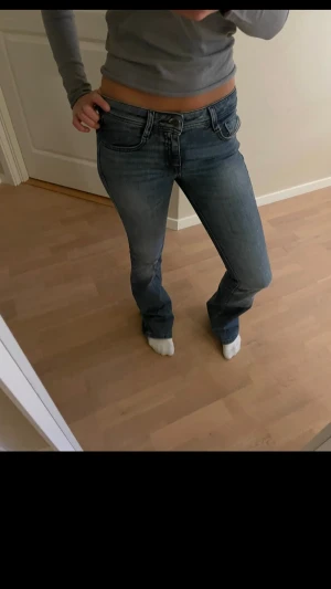 Blå bootcut jeans från Diesel - Säljer dessa snygga low waist bootcut jeans från Diesel. Nypris 1999kr