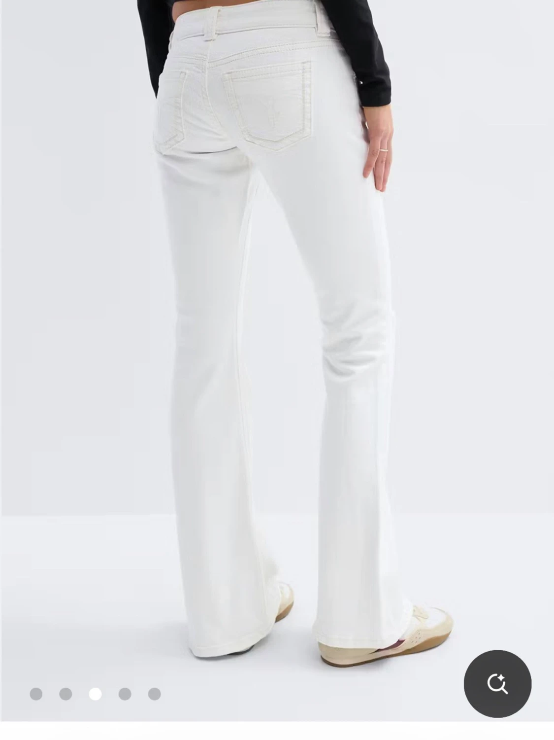 Vita bootcut jeans med slitningar - 2