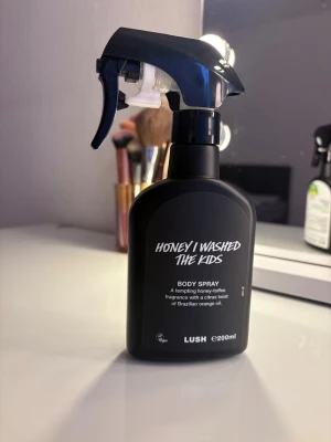 Bodyspray lush  - Säljer en Bodyspray från lush har endast använt den 2 gånger. Den är fortfarande ny.