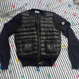 Moncler cardigan - Hej nu säljer jag en cardigan i storlek S passar även XS NFC funkar och även scan fungerar. Jackan är som bäst nu till hösten och även våren 🚫INNAN KÖP KOLLA MIN PROFIL