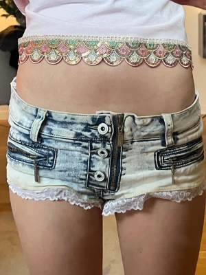 Skit snygga jeans shorts  - Unika lågmidjade jeans shorts.                                                                    Midje mått: 36