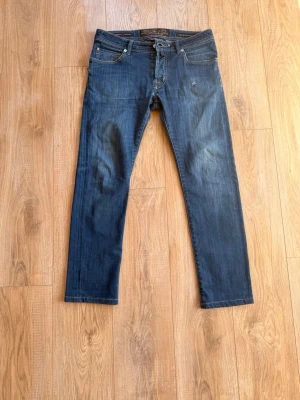 Jacob Cohen 622 Jeans - Säljer mina Jacob Cohen 622 jeans.  Jeansen har diskreta slitningar framtill och bakfickor med enkel söm. Perfekta för en avslappnad och trendig look. Använda fåtal gånger, storlek 32.