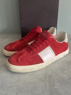 Valentino flycrew -  Tja ! Säljer nu ett par fräscha Valentino flycrew sneakers. Dessa skor tillverkas inte längre, vilket gör de väldigt eftertraktade. Skorna har en fin kvalitet då de är gjorda i mocka och läder. Observera att en nit är borta som du ser på bilden. Skick 8/10. Ny pris 7000-8000kr. Mitt pris (3199kr) allt og ingår. Priset går ner vid smidig och snabb affär. Ha en bra dag🤩