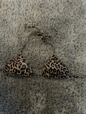 Bikinitopp leopard - Säljer denna jättesnygga oanvända Bikinitopp från hm i leopardmönstrat!